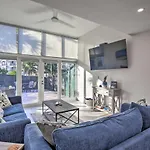 Canal-Front Condo Walk To Downtown Ft Lauderdale!