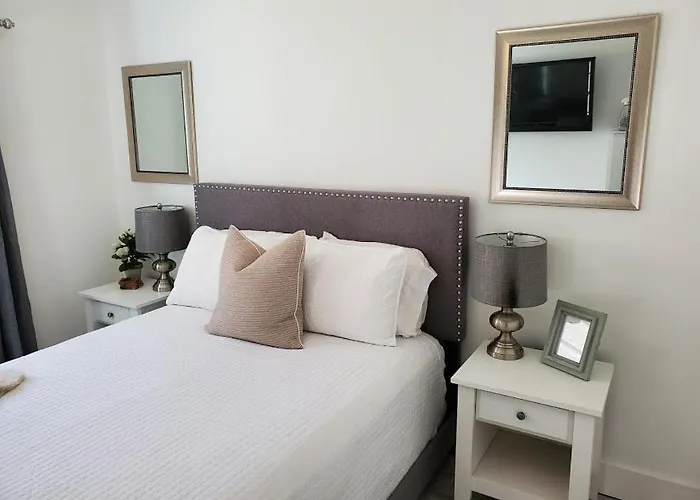 Stylish & Newly-Renovated Suites Near Las Olas