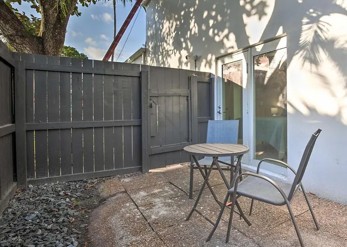 Canal-Front Condo Walk To Downtown Ft Lauderdale!