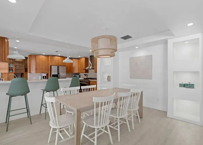 Waterfront-Heated Pool-Mini Golf-Game Room-2Mi Beach