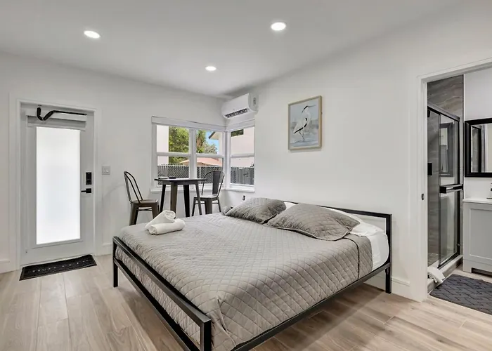Banyan St. Studio Off Las Olas- Steps To The Beach