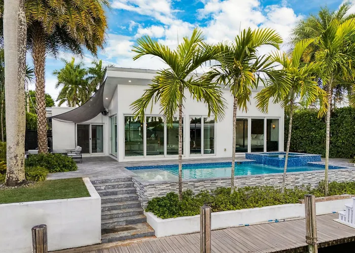 Luxury Waterfront Home W Pool Hot Tub Dock Near Las Olas Gulfstream