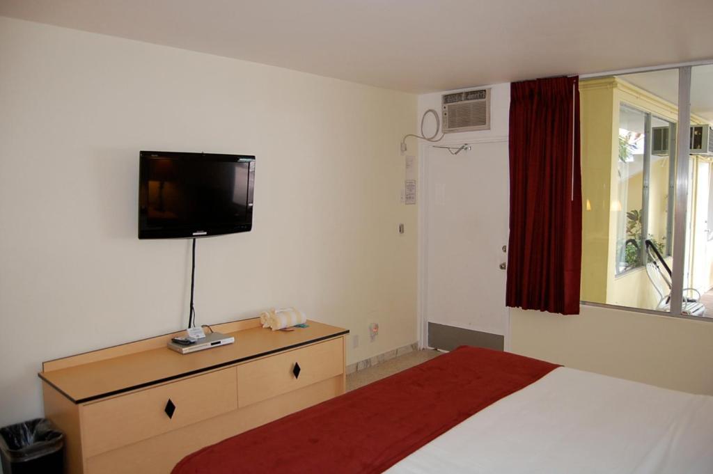 Hotel Alcazar Resort- Gay Mens