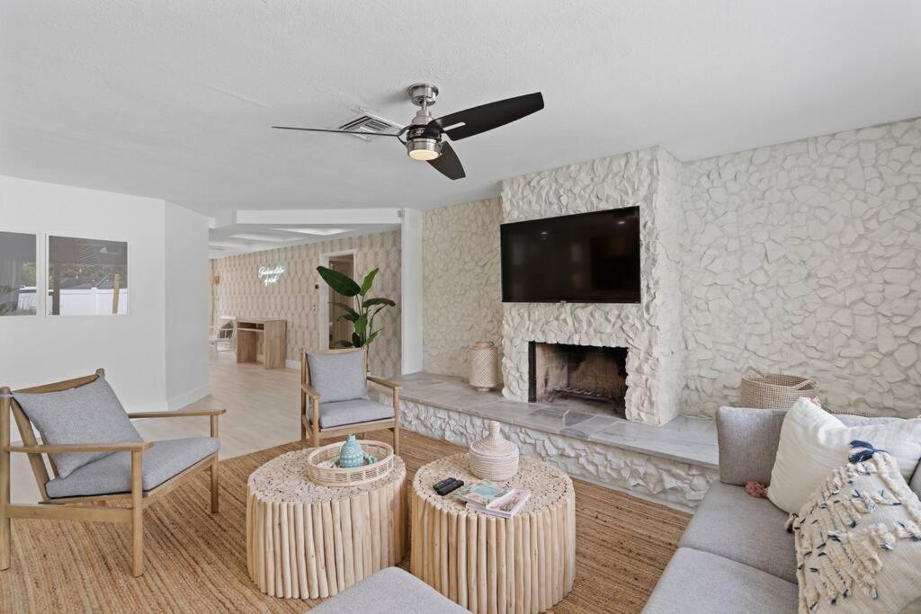 Waterfront-heated Pool-mini Golf-game Room-2mi * Fort Lauderdale