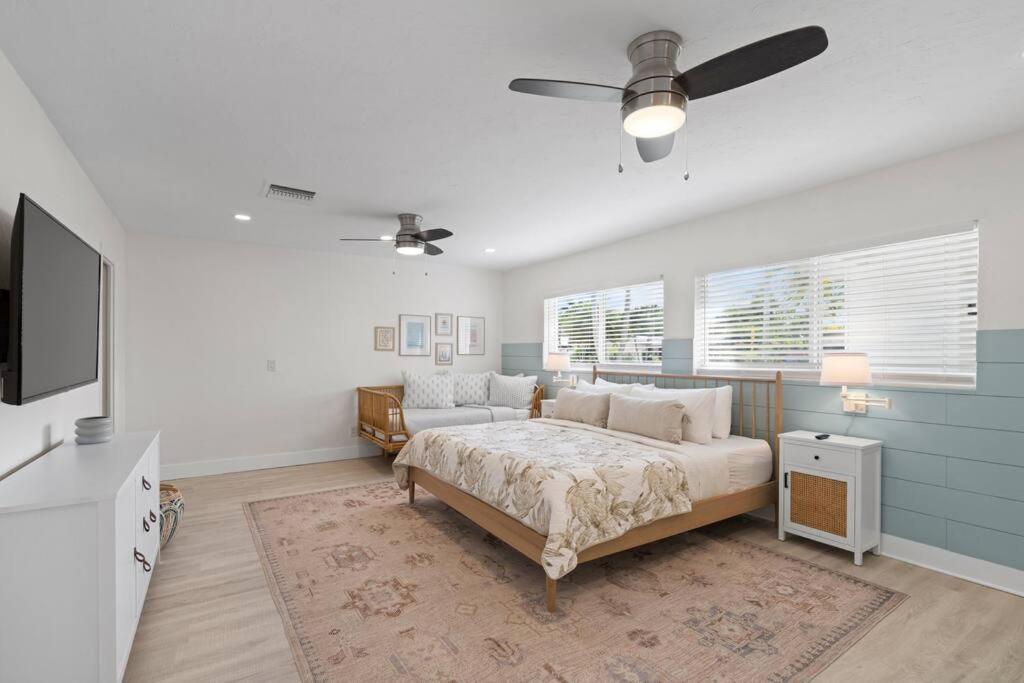 Waterfront-heated Pool-mini Golf-game Room-2mi Holiday home Fort Lauderdale