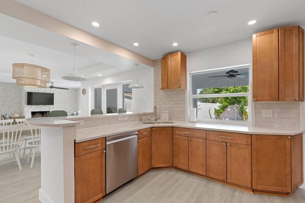 Waterfront-heated Pool-mini Golf-game Room-2mi