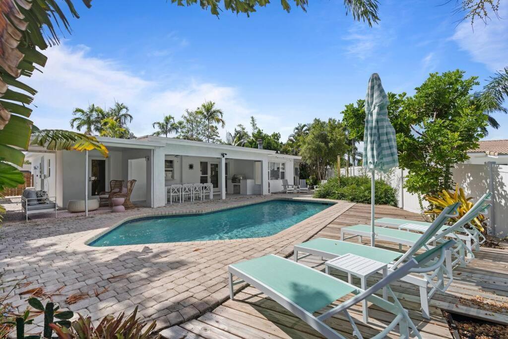 Waterfront-heated Pool-mini Golf-game Room-2mi Holiday home Fort Lauderdale