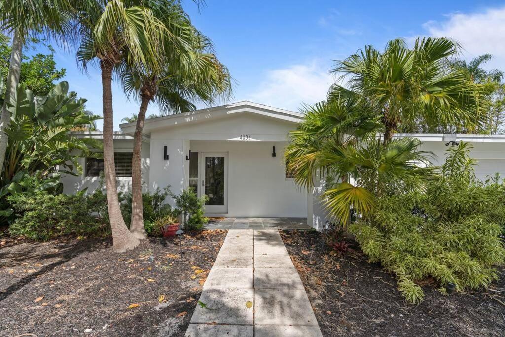 Waterfront-heated Pool-mini Golf-game Room-2mi Holiday home
