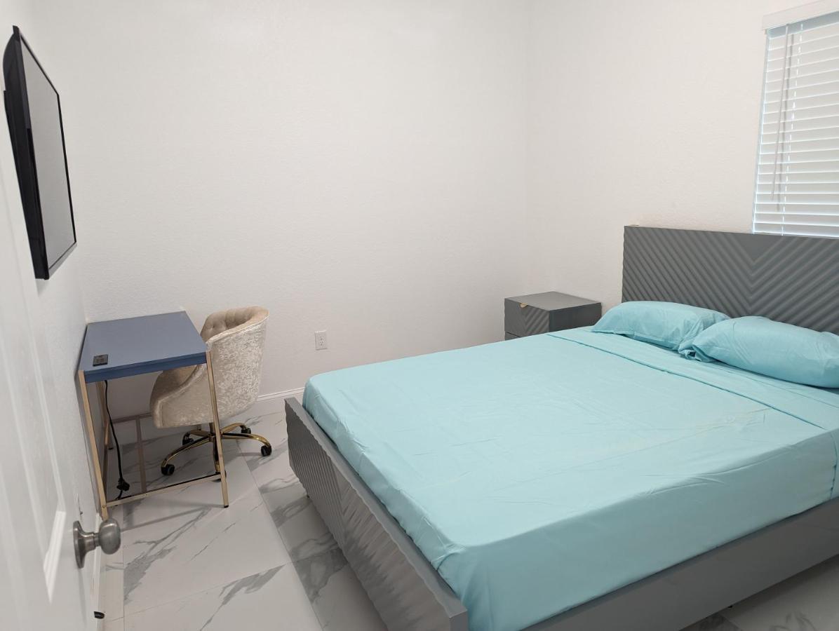 Modern Style House, Boasting A Single-story Layout And Recently Built Year- 3 Bed-2bath Homestay Fort Lauderdale