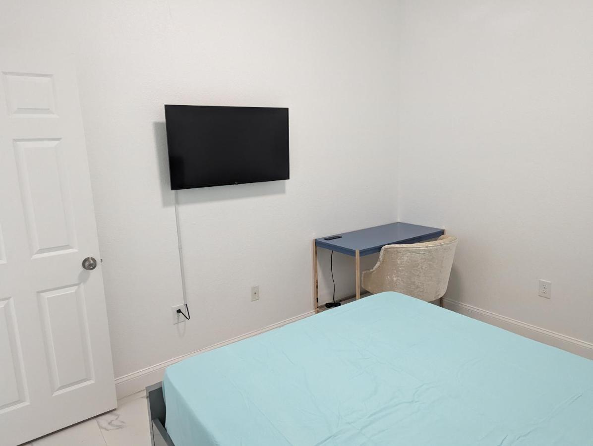 Modern Style House, Boasting A Single-story Layout And Recently Built Year- 3 Bed-2bath Homestay Fort Lauderdale