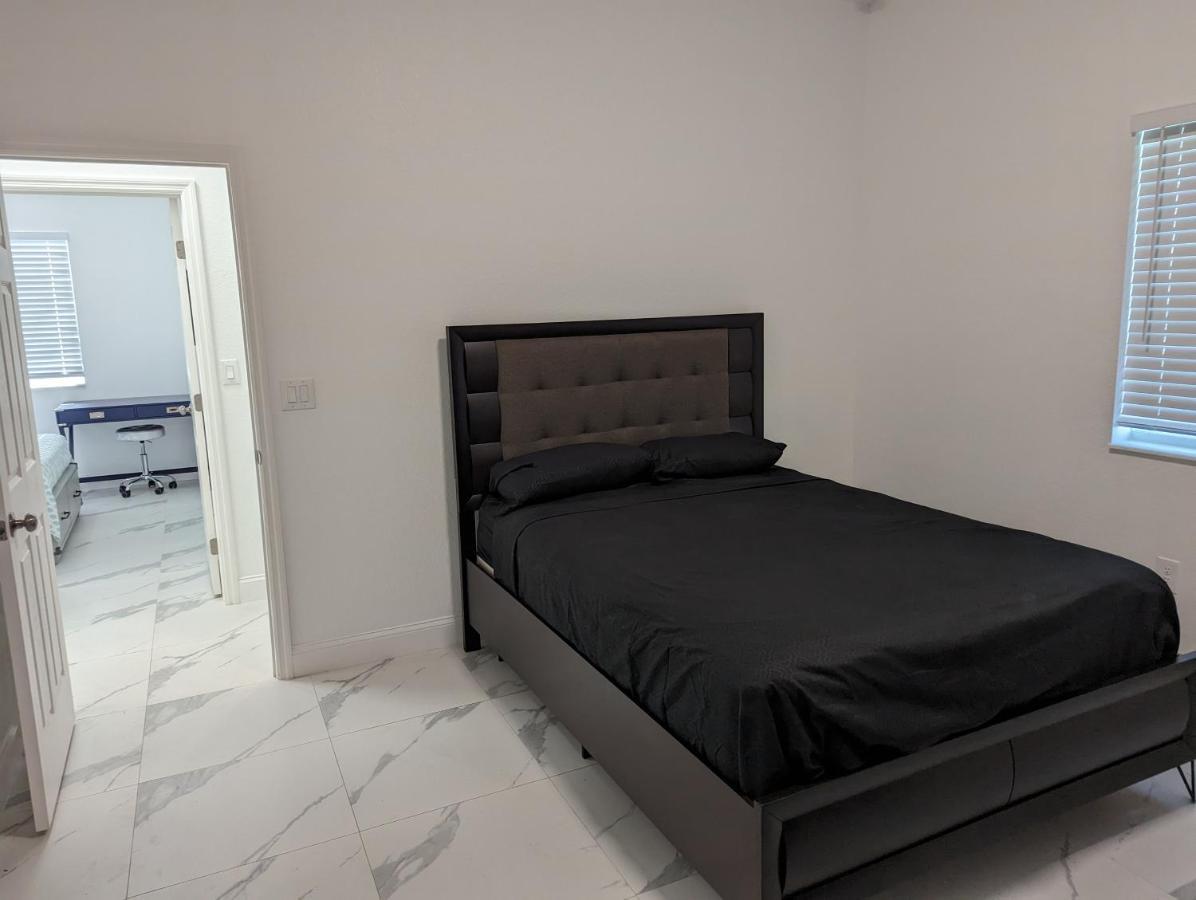 Homestay Modern Style House, Boasting A Single-story Layout And Recently Built Year- 3 Bed-2bath *