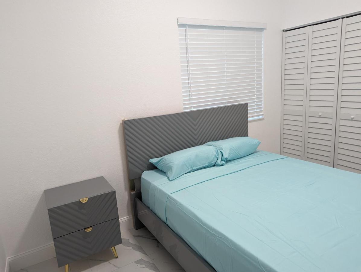 Modern Style House, Boasting A Single-story Layout And Recently Built Year- 3 Bed-2bath * Fort Lauderdale