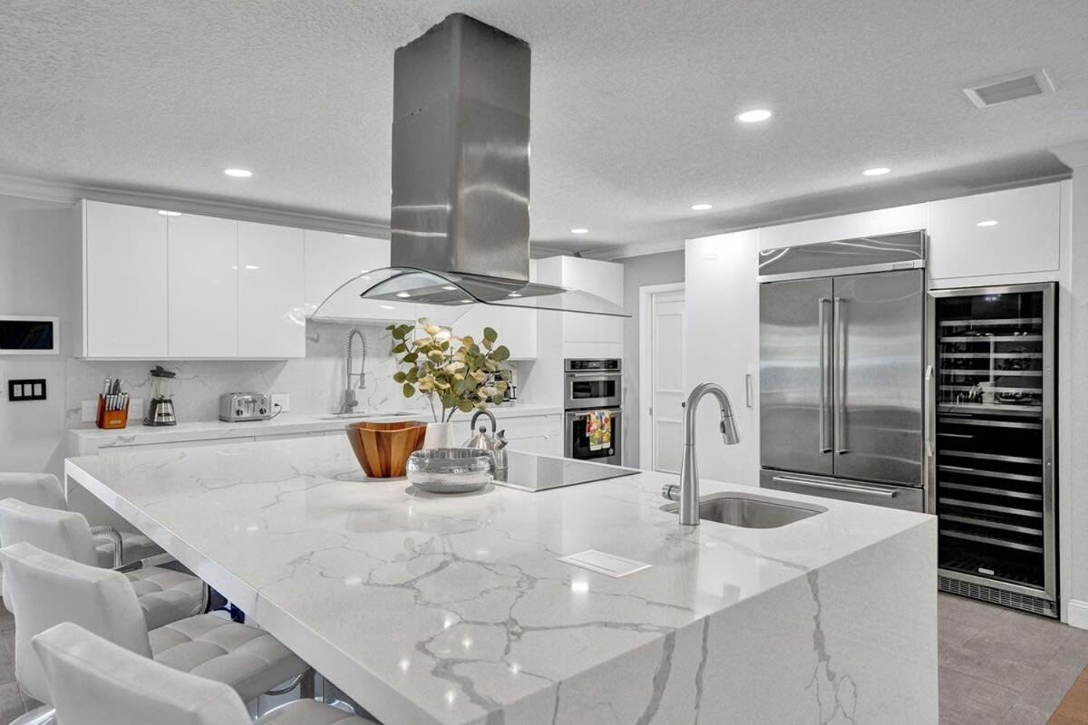 Luxe 4br Waterfront W Htd Pool 5min To
