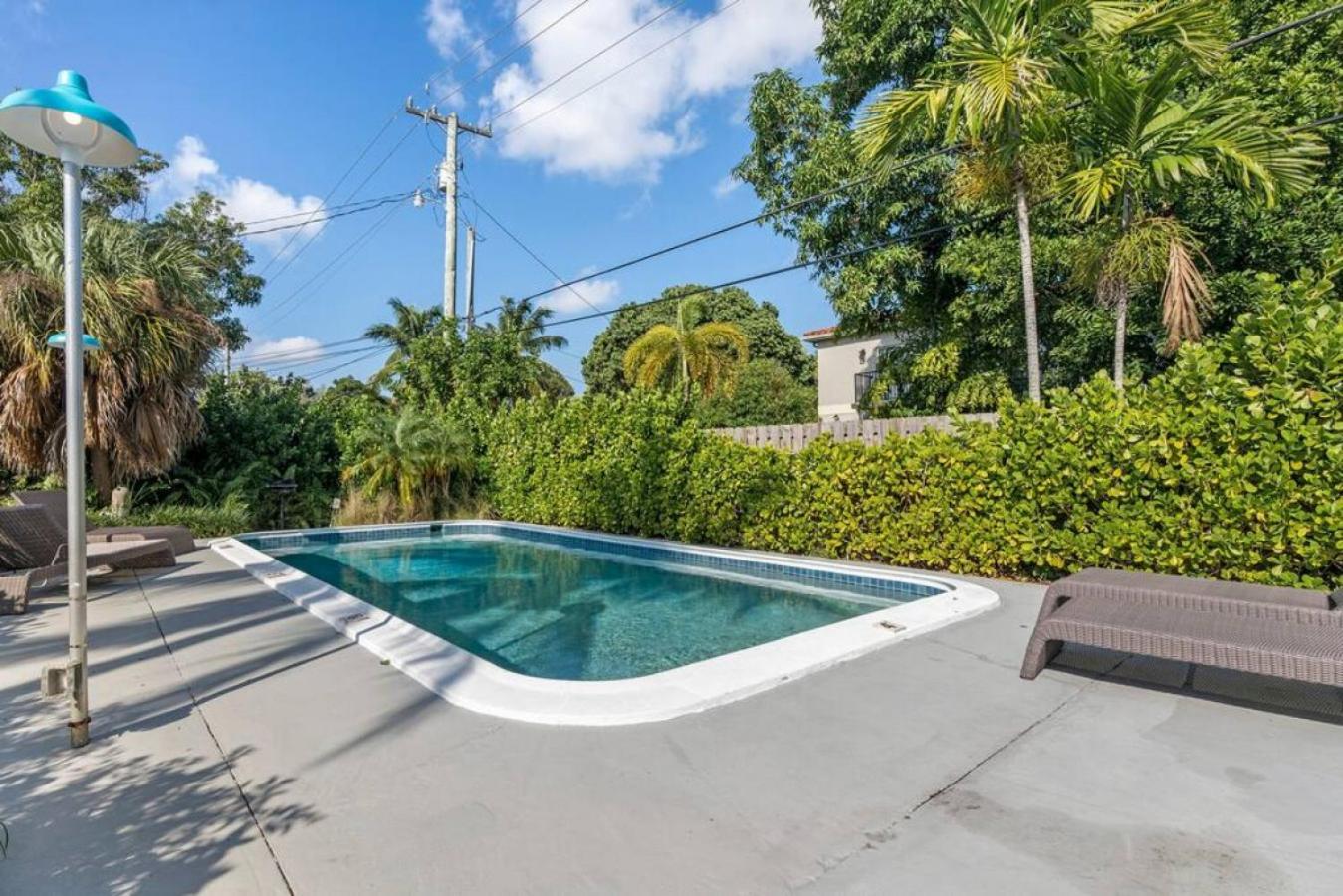 Tropical Pool Loft With Smart Tvs Apartment *