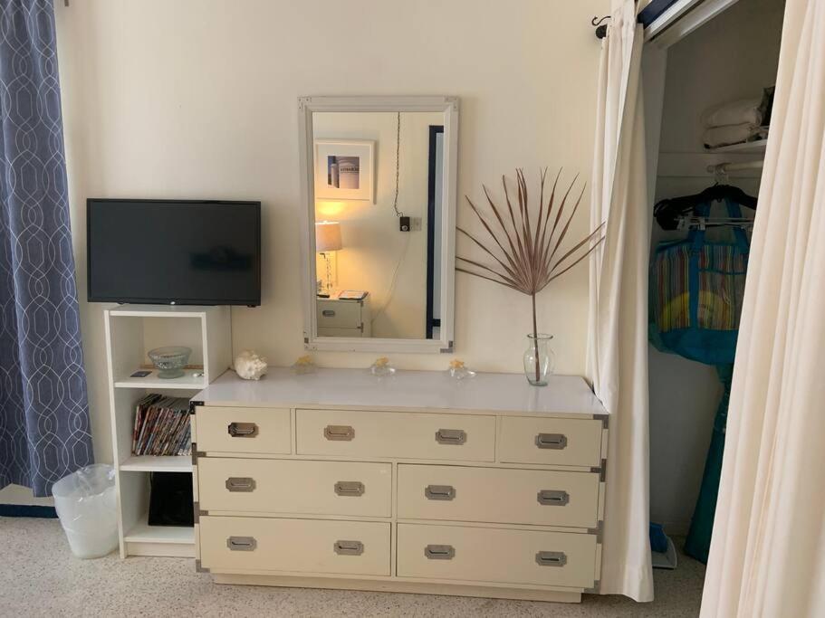 Tropical Classic Retro Florida, Private 2 Bedroom With Location Apartment