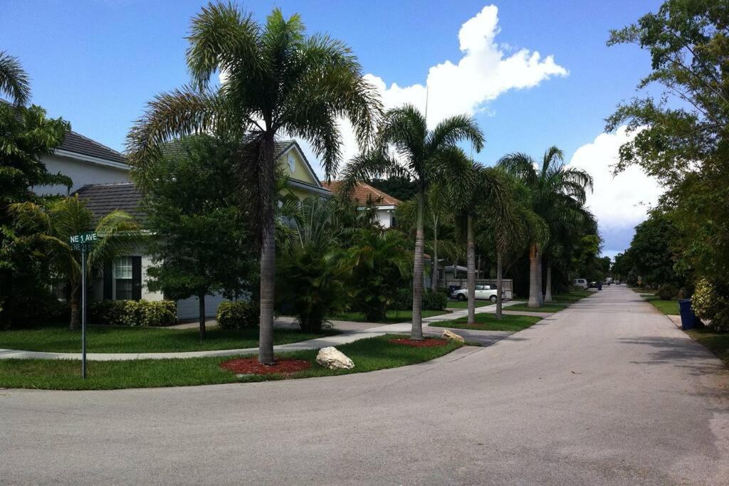 Tropical Classic Retro Florida, Private 2 Bedroom With Location Apartment *