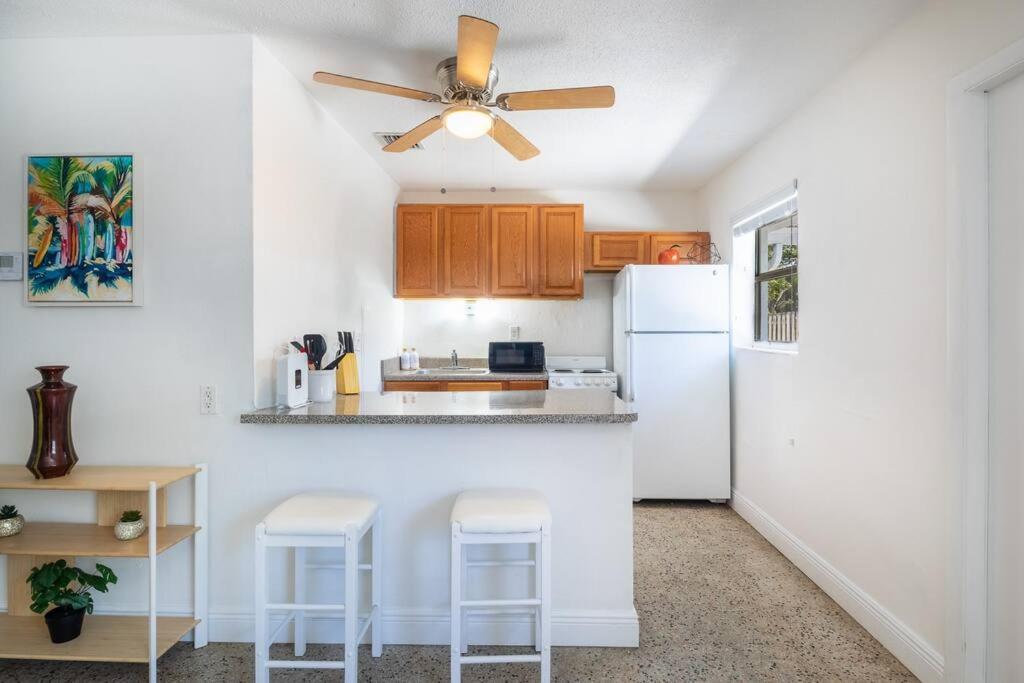Charming 2 Bed 1 Bath Gem 10 Min To Beach! Apartment *