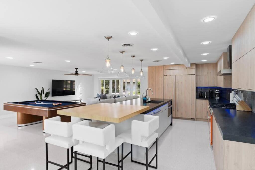 Luxury Kitchen Heated Pool Pool Table Bikes Fort Lauderdale