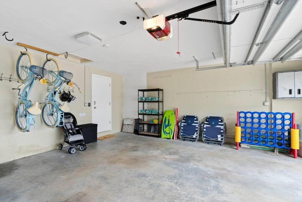 Luxury Kitchen Heated Pool Pool Table Bikes * Fort Lauderdale