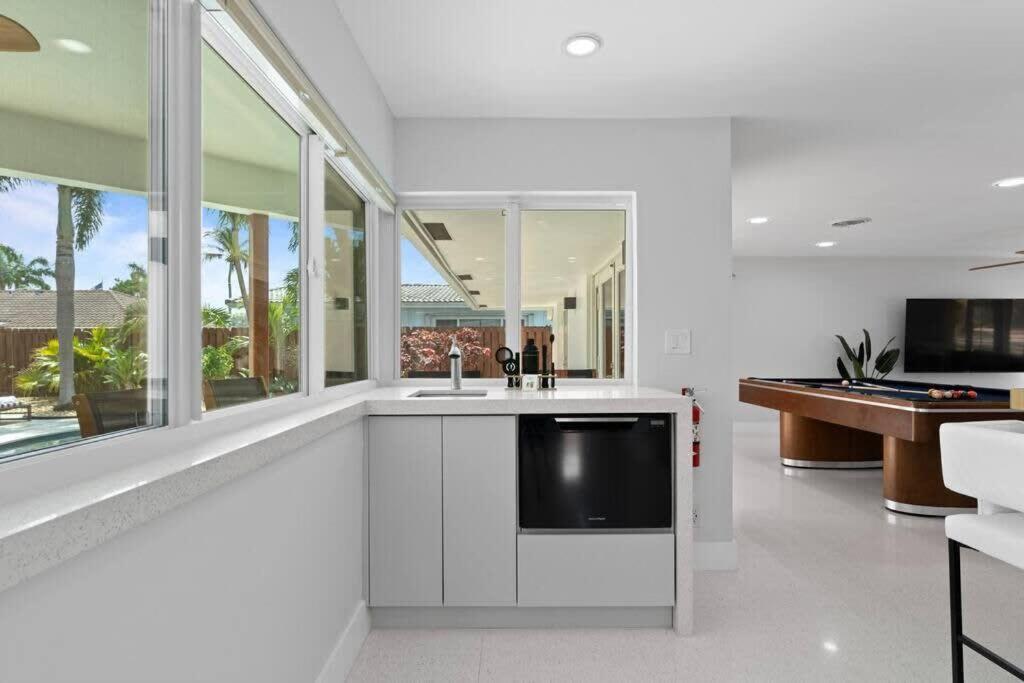 Luxury Kitchen Heated Pool Pool Table Bikes Fort Lauderdale