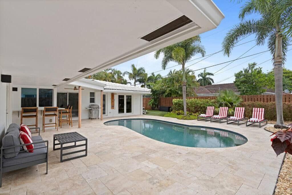 Luxury Kitchen Heated Pool Pool Table Bikes * Fort Lauderdale