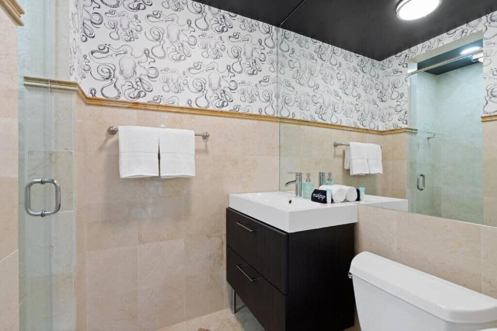 Luxury Kitchen Heated Pool Pool Table Bikes * Fort Lauderdale