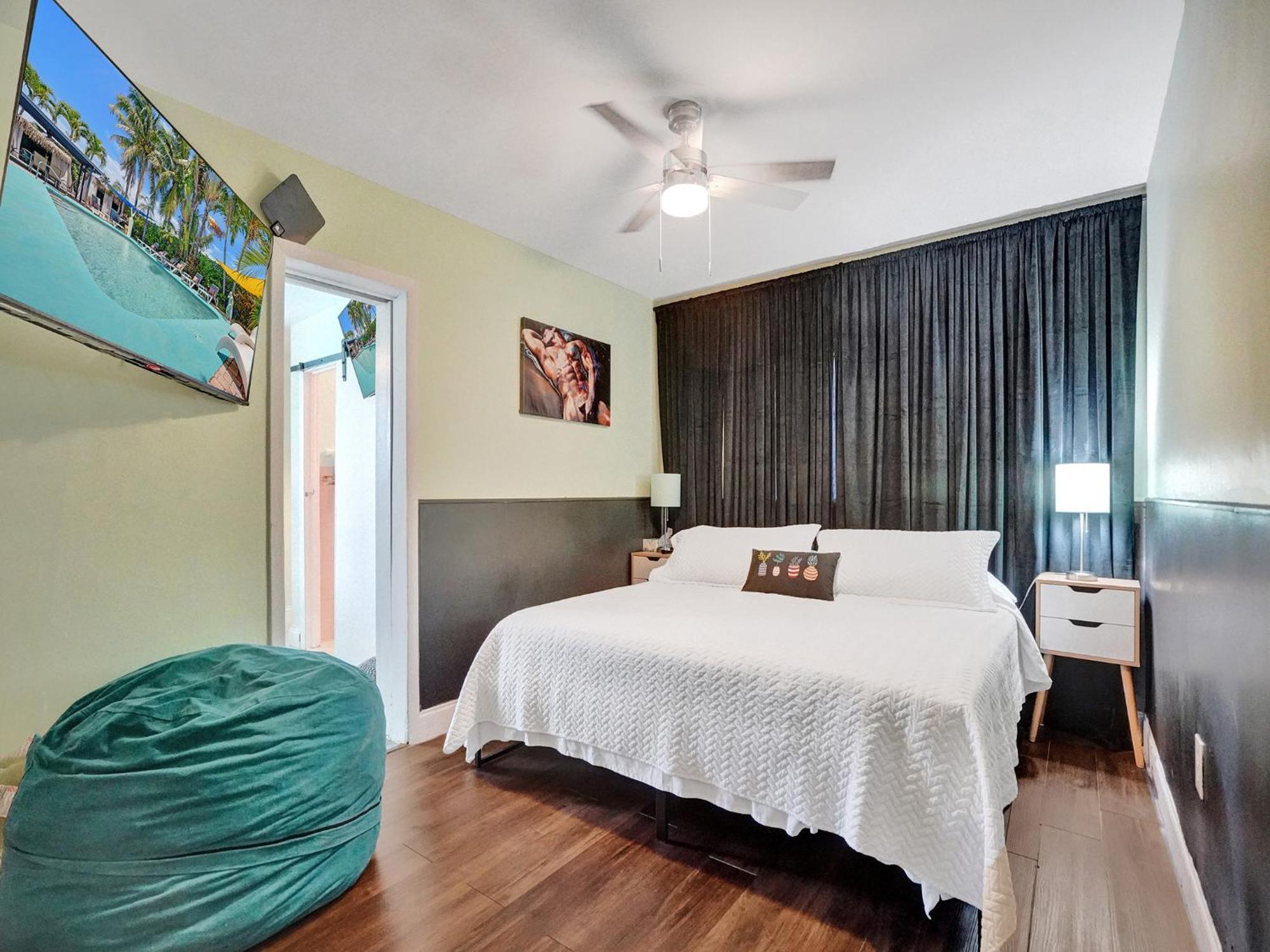 Guest house Gaypool Side Pleasure Clothing Optional Mens Only Fort Lauderdale