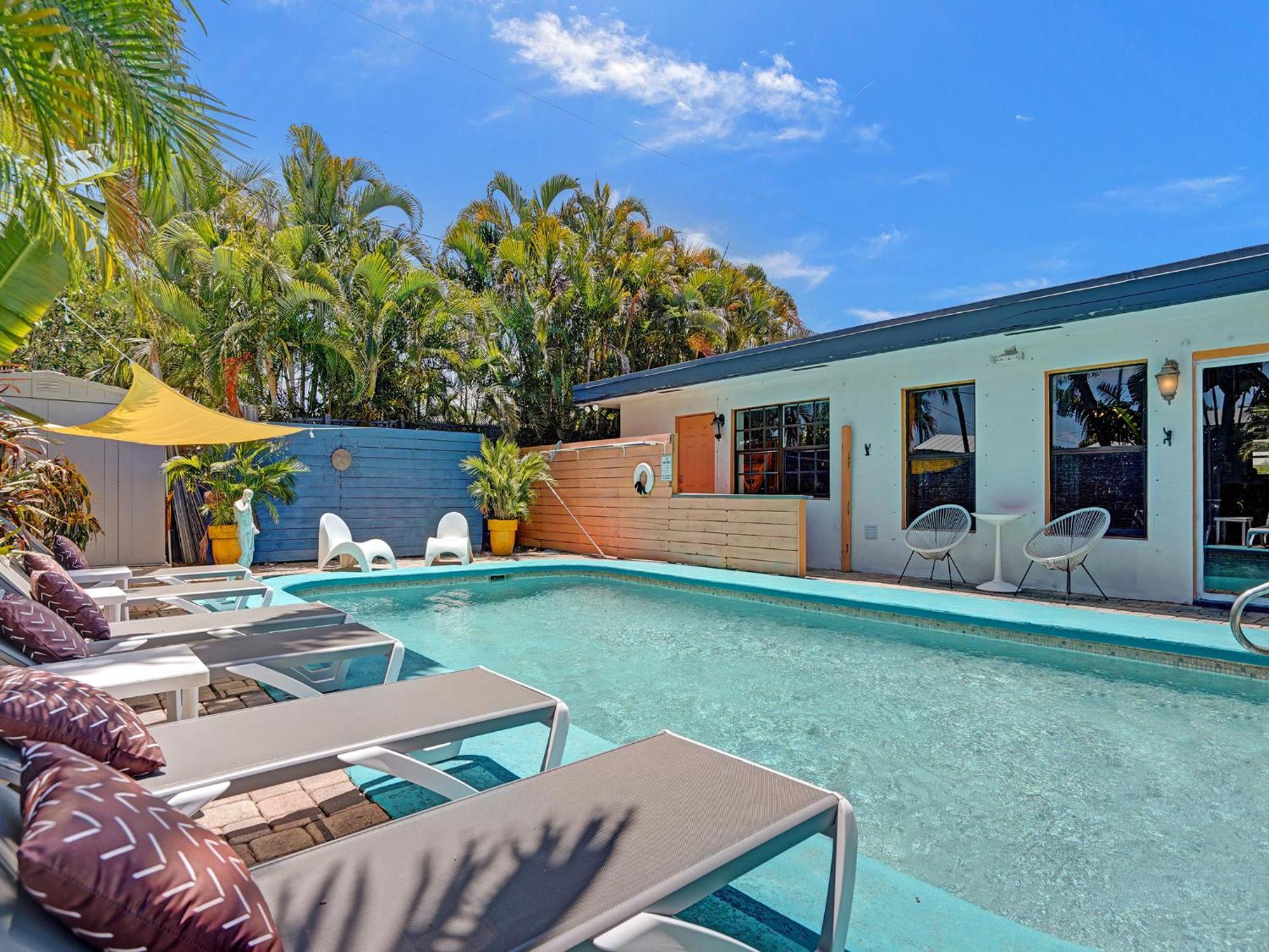 Gaypool Side Pleasure Clothing Optional Mens Only Guest house *