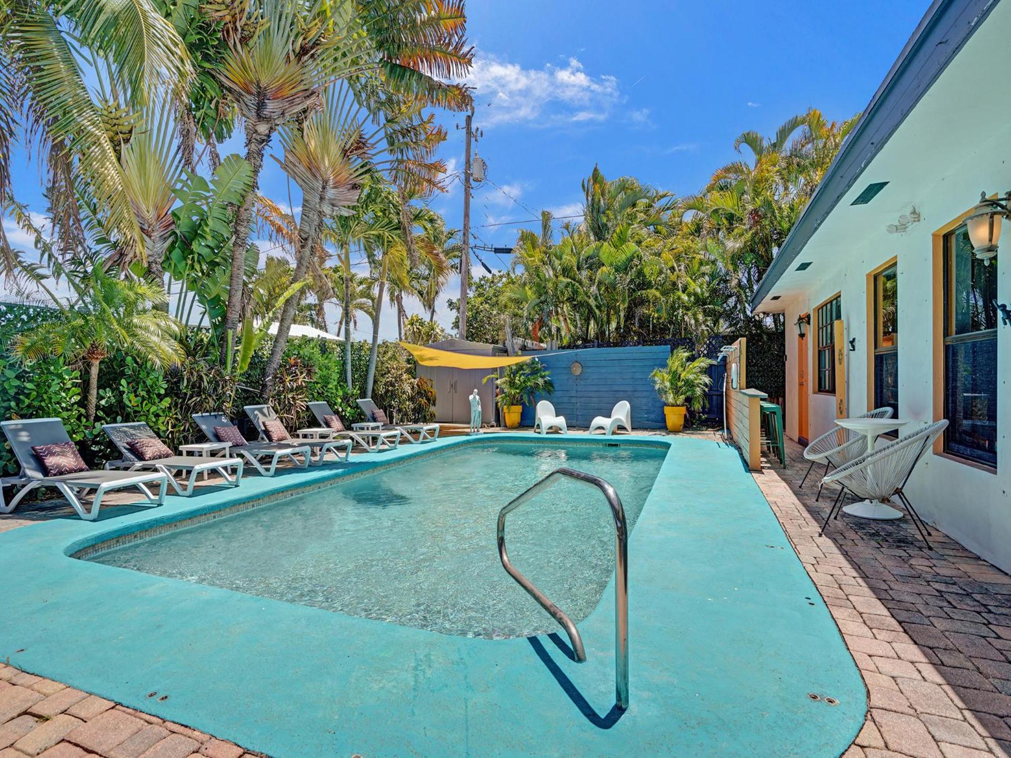 Guest house Gaypool Side Pleasure Clothing Optional Mens Only *