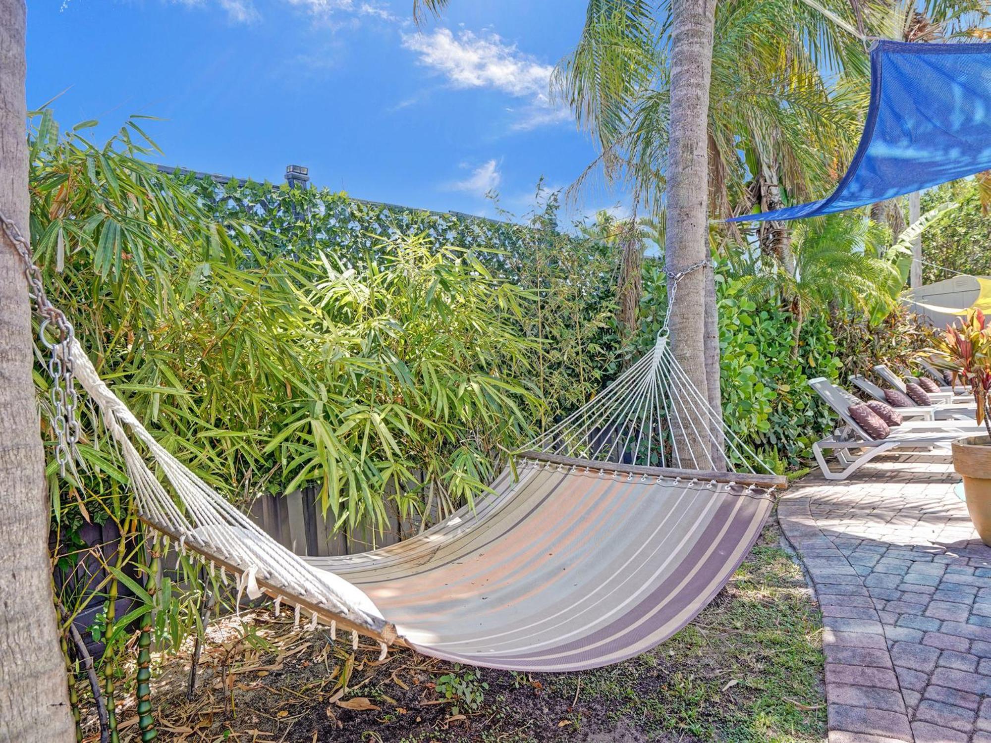 Gaypool Side Pleasure Clothing Optional Mens Only Guest house Fort Lauderdale