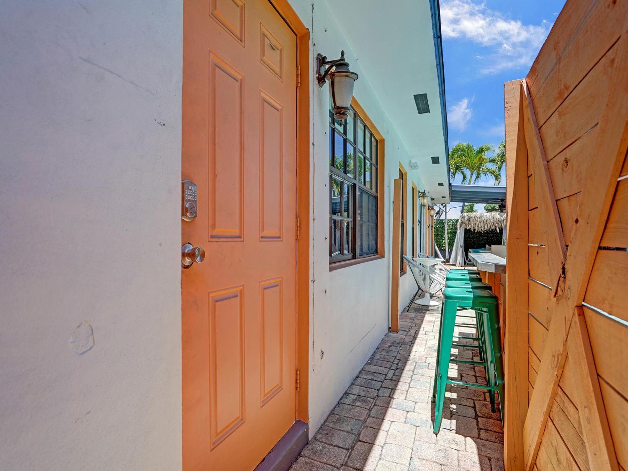 Guest house Gaypool Side Pleasure Clothing Optional Mens Only