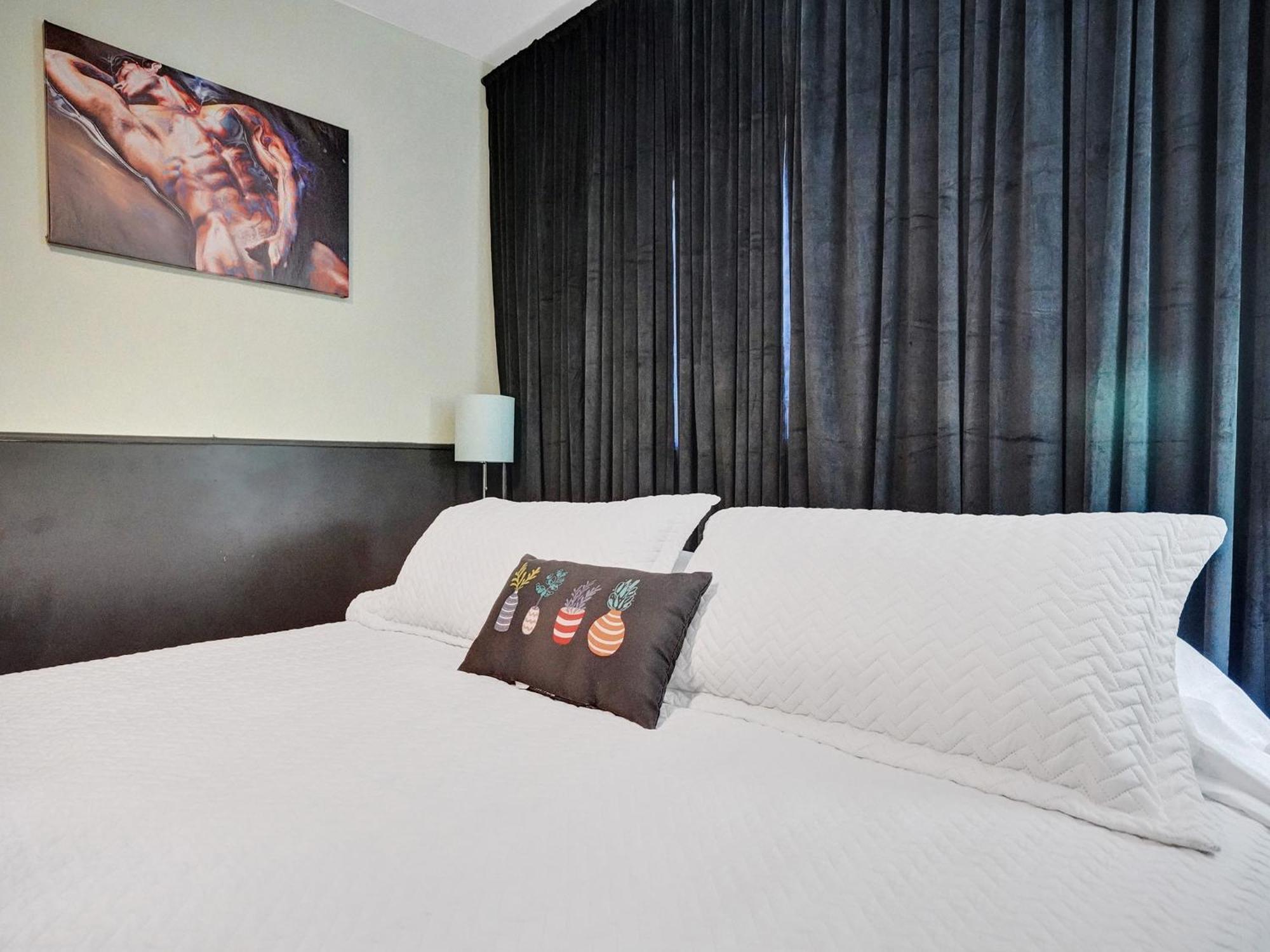 Gaypool Side Pleasure Clothing Optional Mens Only Guest house Fort Lauderdale