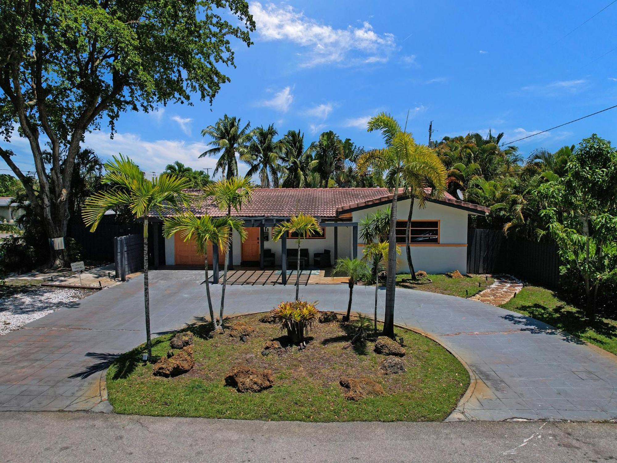 Gaypool Side Pleasure Clothing Optional Mens Only Guest house