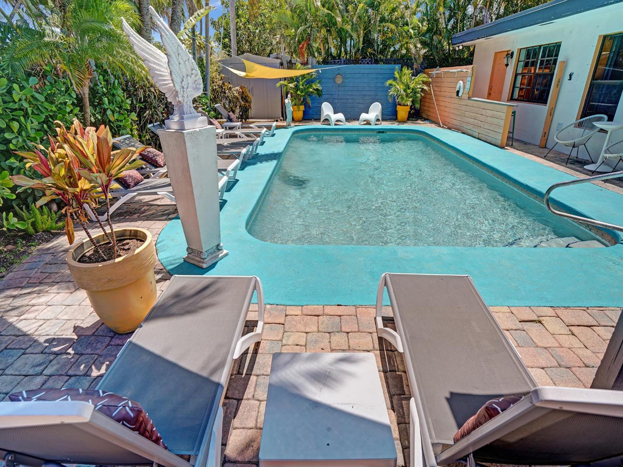 Guest house Gaypool Side Pleasure Clothing Optional Mens Only *