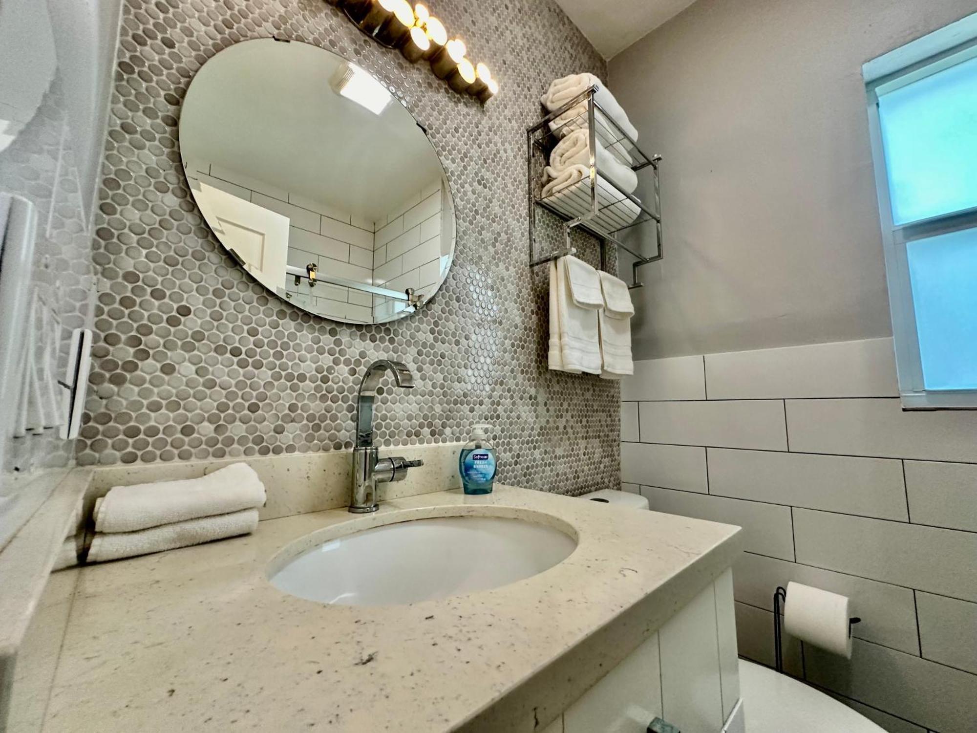 Apartment Olas Oasis, Pool, Parking, Remodeled