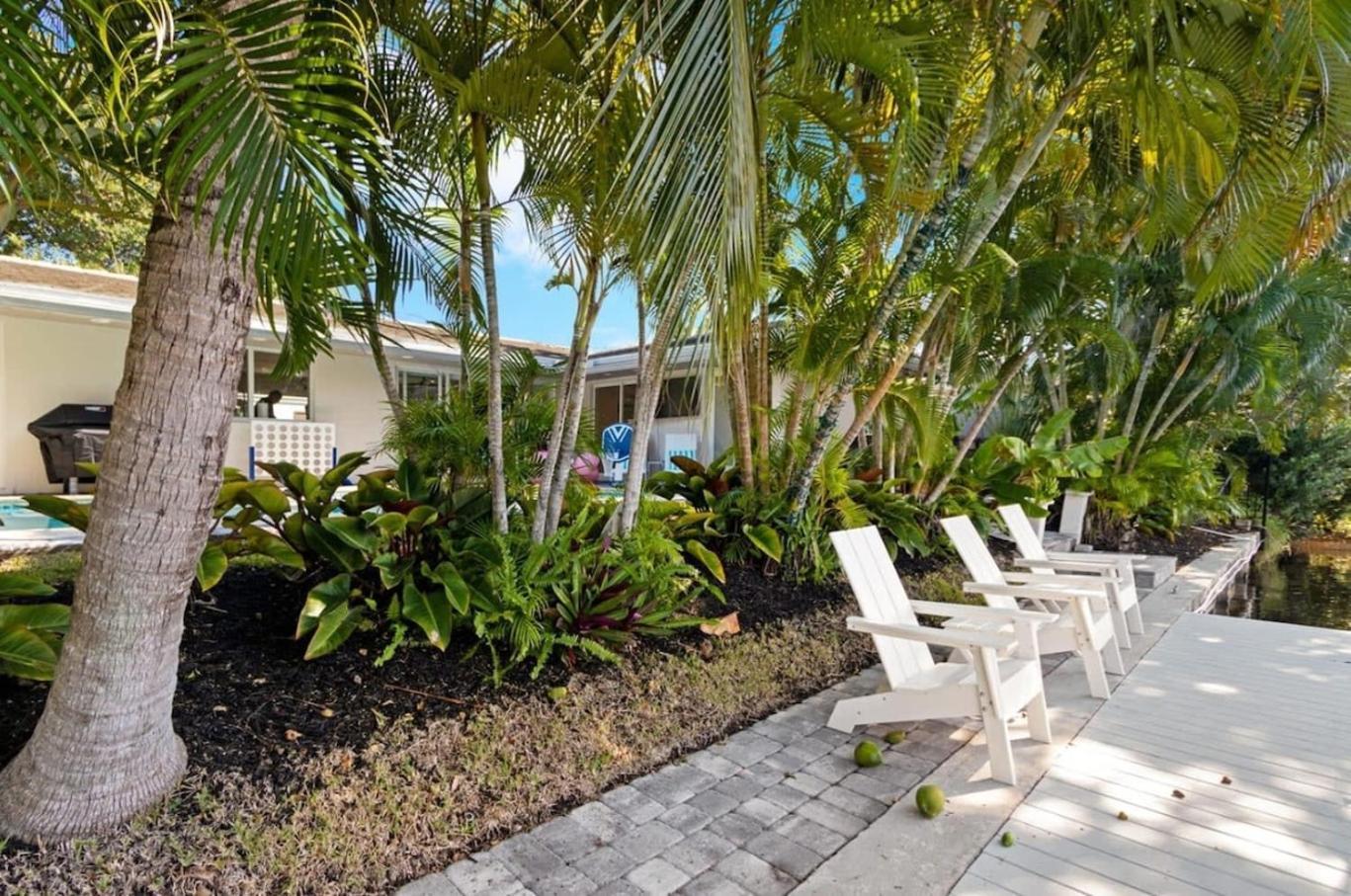 Waterfront Heated Pool Hot Tub Holiday home *