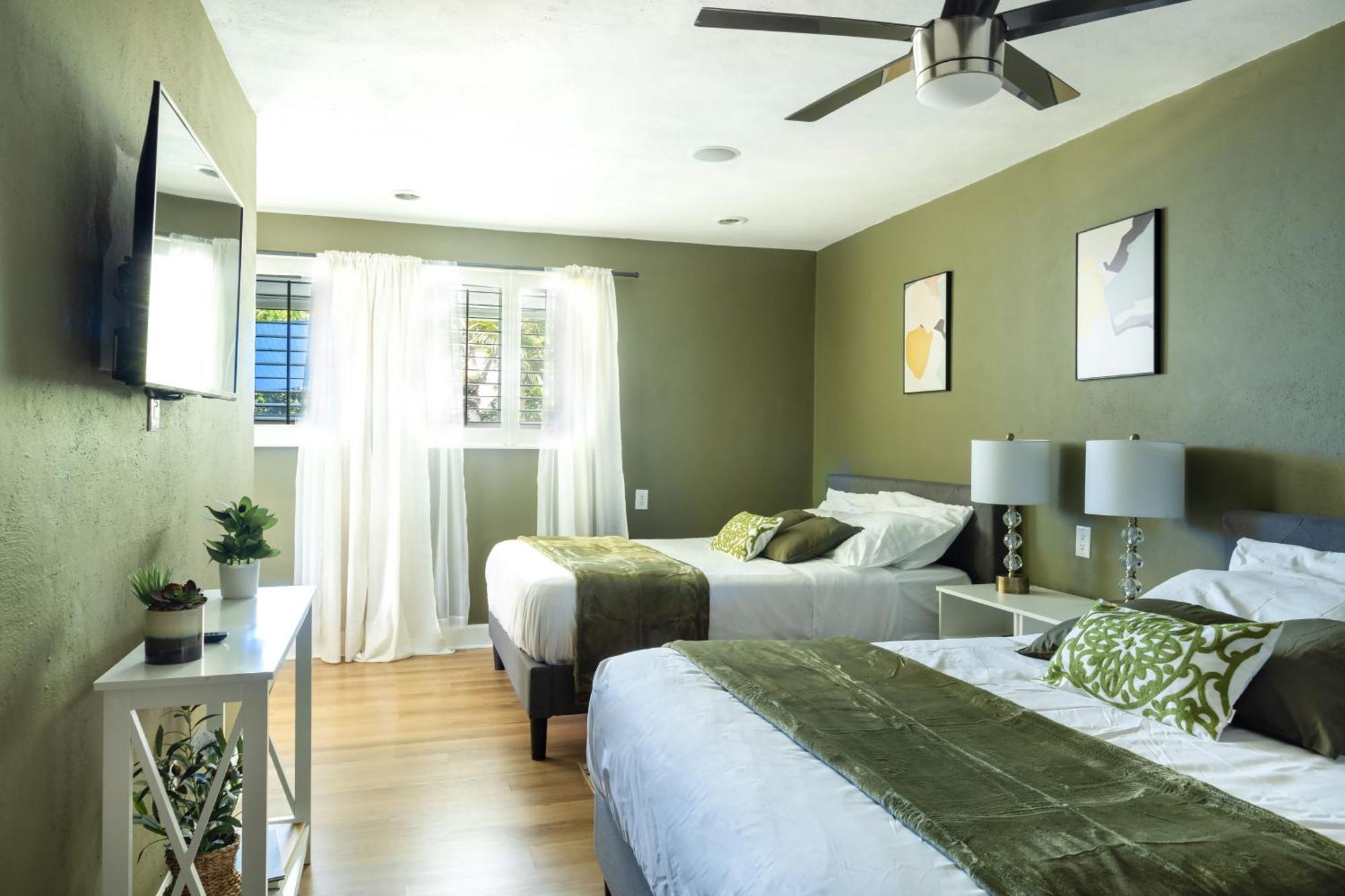 Tropical Oasis Heated Saltwater Pool 6min To The