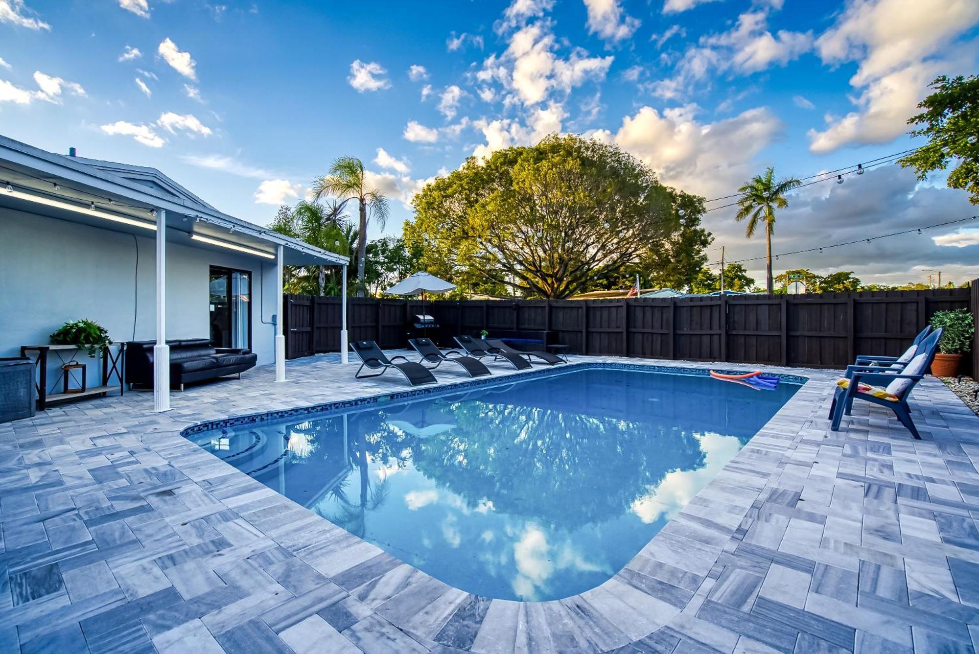 10min To Stylish Sleeps 12 With Pool, Game & Mini Golf Villa
