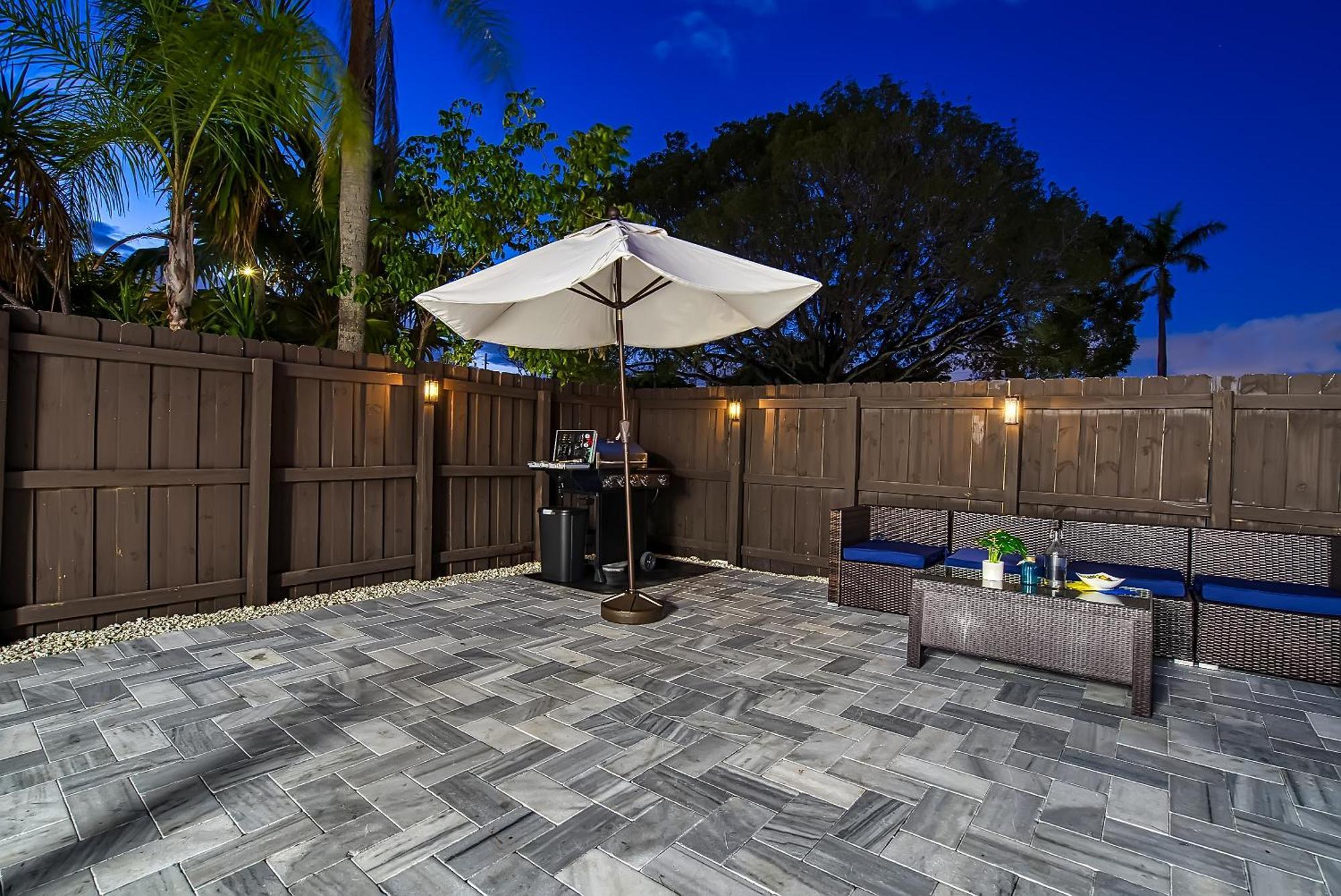 10min To Stylish Sleeps 12 With Pool, Game & Mini Golf Villa