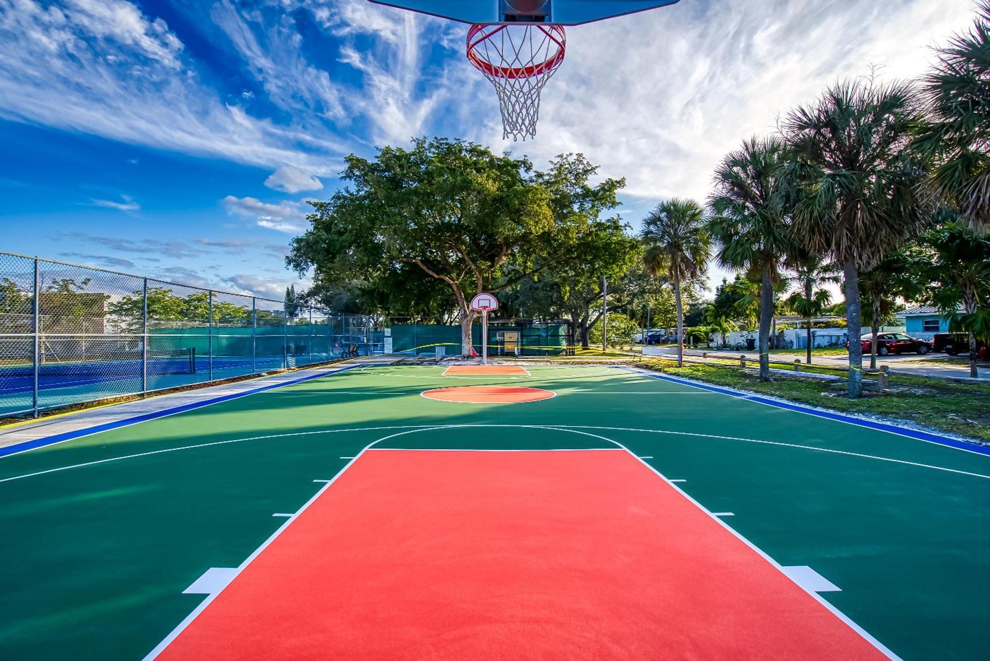 10min To Stylish Sleeps 12 With Pool, Game & Mini Golf Villa *