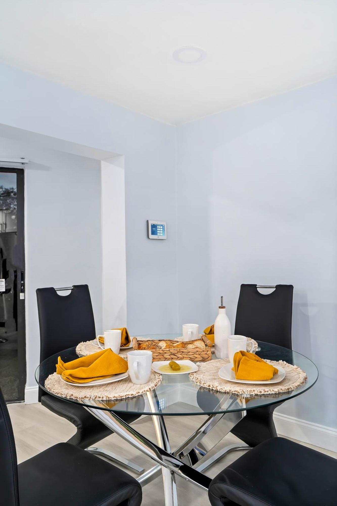 10min To Stylish Sleeps 12 With Pool, Game & Mini Golf Villa *