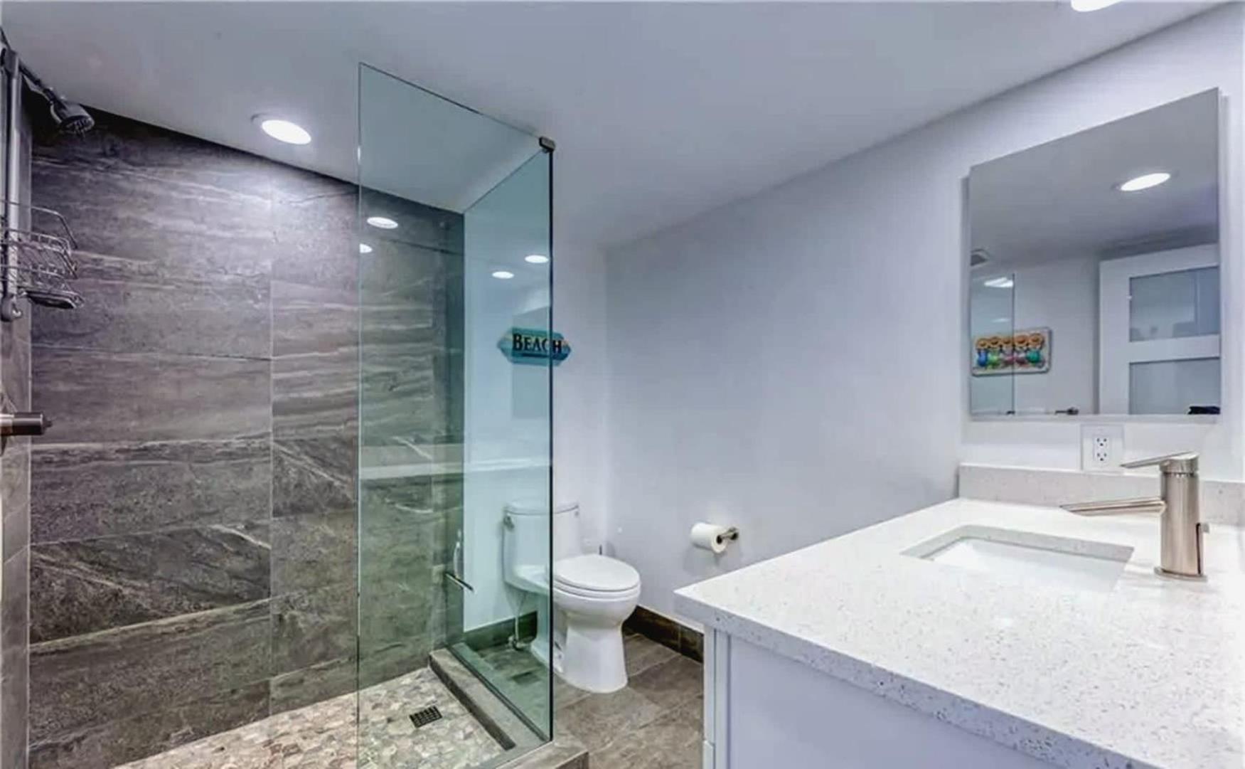Modern 2-bedroom With Ocean Access Apartment *