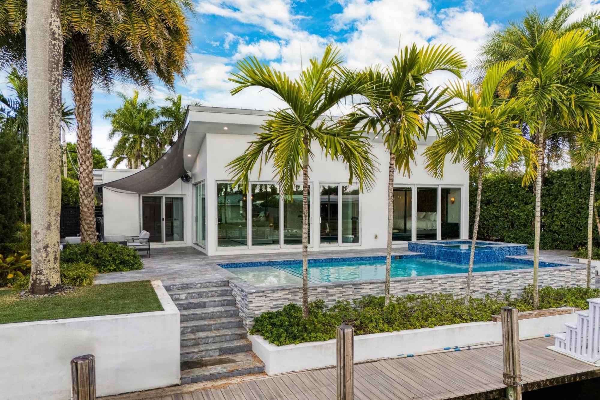 Holiday home Luxury Waterfront W Pool Hot Tub Dock Near Olas Gulfstream