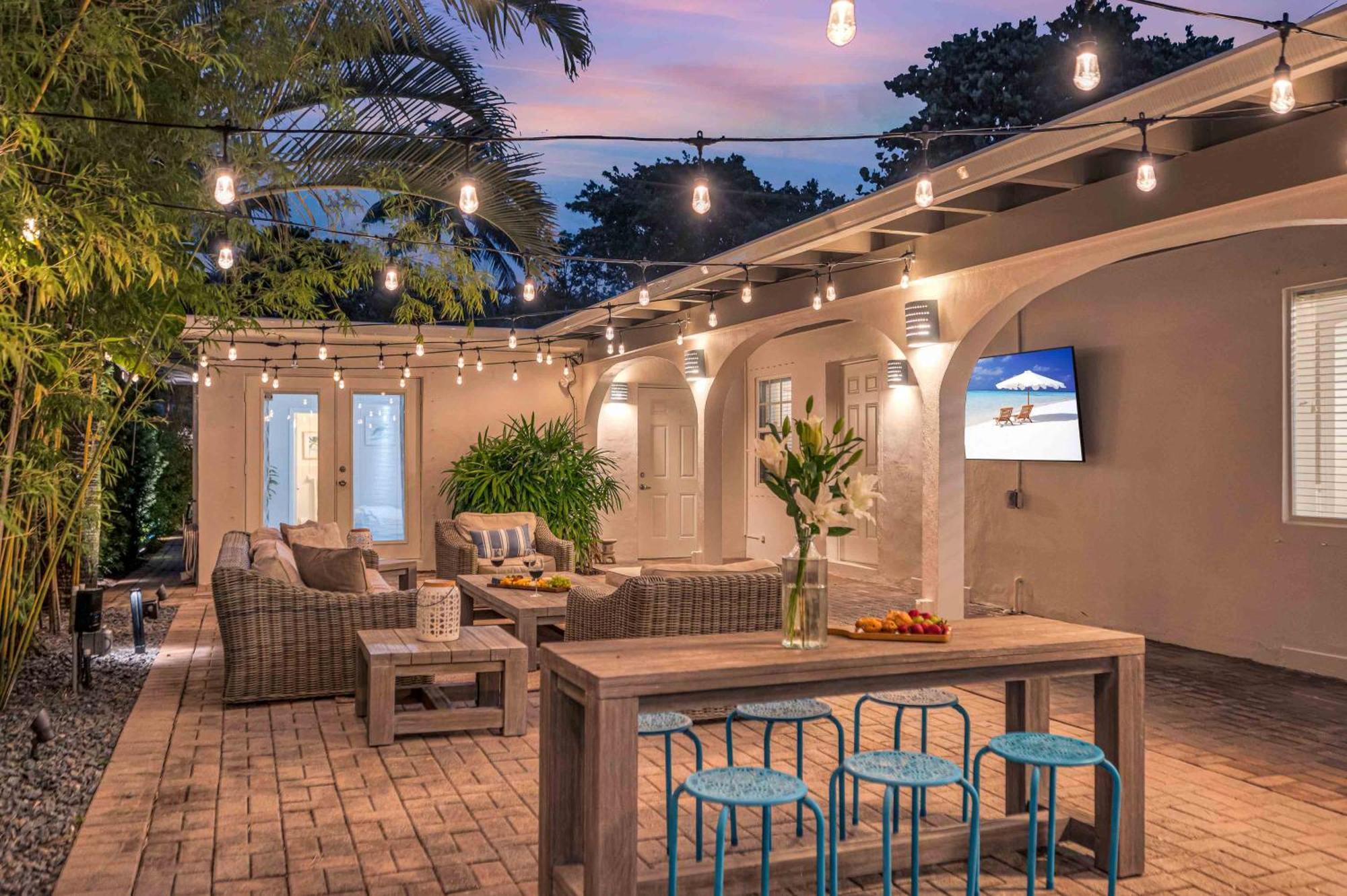 Surf Keysteps From Beautiful Courtyard Hot Tub H0mes Fort Lauderdale