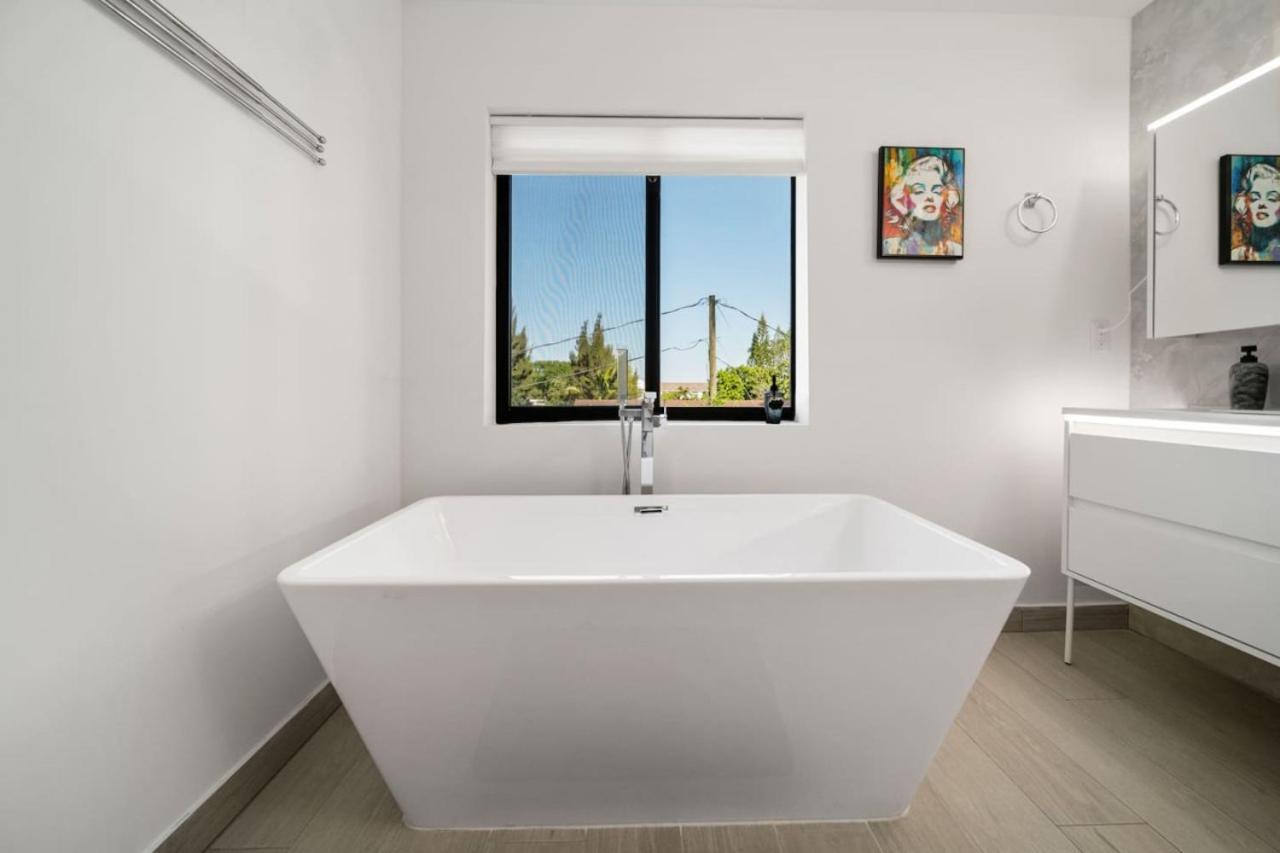 Modern Rocknhome Near Hard Rock And Lauderdale Airport Fort Lauderdale