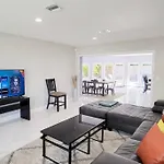 Stunning 4 Bedrooms House With Pool 6Mins To Ocean