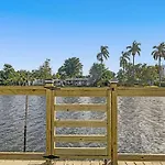 Waterfront Dining Only 5 Min From Hard Rock, Pergola