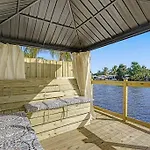 Waterfront Dining Only 5 Min From Hard Rock, Pergola