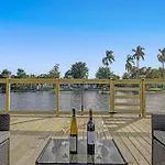 Waterfront Dining Only 5 Min From Hard Rock, Pergola