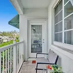 2B Villa On The Water, Luxurious & Games Galore! Near Beach & Airport